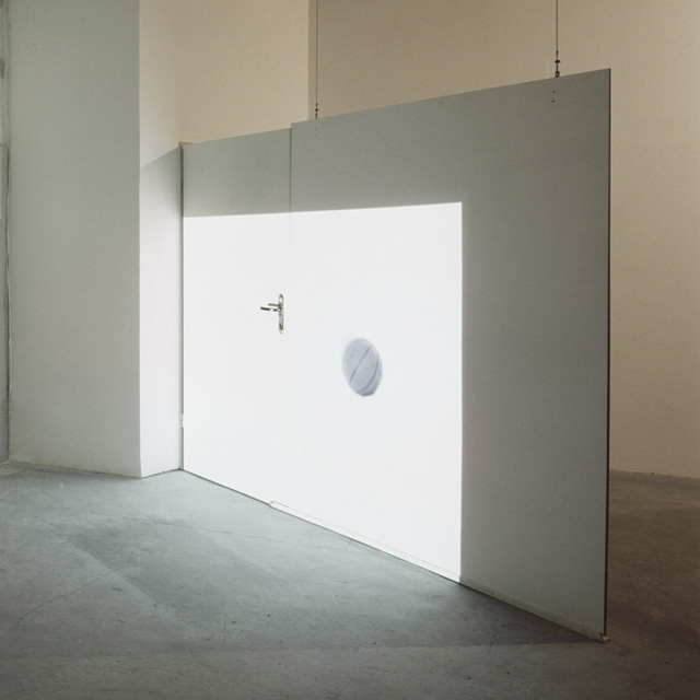 Perpetuum mobile, 2007, videoinstallation, DVD, colour e b/w, mute, 2’ 32’’, loop, variable dimension. Galerie Mario Iannelli, Berlin, 2011