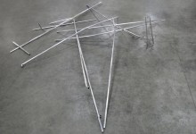 Quando le linee iniziano a cadere, mi oriento, 2010, silver anodized aluminium pipes, 6,50 m x 4,30 m, De Zwijssenhal, Tilburg, 2010